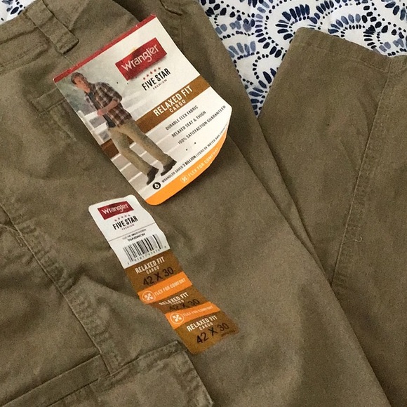 Brand new Wrangler Relaxed Fit Men’s Cargo Pants 42x30 - Picture 4 of 6